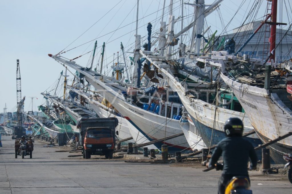 Phinisi boat at Kalimas harbor